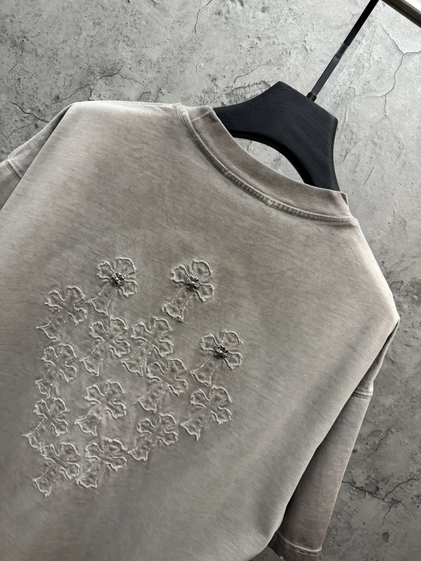 P200 top version, real shot without P, ​​different from market currency) 𝗖𝗵𝗿𝗼𝗺𝗲 𝗛𝗲𝗮𝗿𝘁𝘀/Croxin 2026 spring new original single counter American laser burnt patch embroidered couple short sleeves 👑The highest version! Customized fabric 330g, washed and fried. Best-selling model at the counter. Very comfortable to wear. Accessories: Original molded and authenticated collar label➕100% silk wash label. Genuine purchase-grade original hangtag➕matching hanging rope➕3D hanging beads➕original packaging bag. Craftsmanship: The original version has consistent wiring! The highest version of the armhole matching technique! Color: Khaki Black Rose Red Light Blue Purple Size: S M L XL Style Number: 26-2002